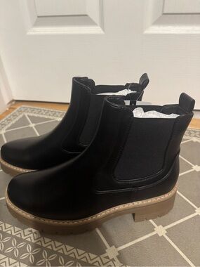 Black Chunky Chelsea Ankle Boots with Tan Lug Sole